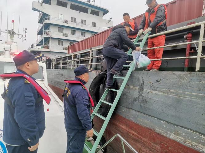 貨運(yùn)船轉(zhuǎn)運(yùn)船舶轉(zhuǎn)運(yùn)