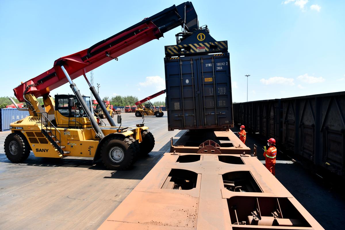 現(xiàn)代鐵路貨運(yùn)現(xiàn)代鐵路貨運(yùn)場站繁忙作業(yè)圖