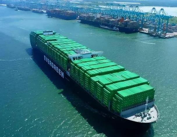 巨型貨運(yùn)輪船巨型貨運(yùn)輪船圖片